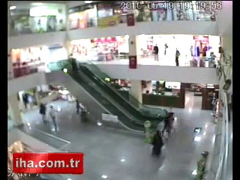 Un garçon de 4 ans survit à une chute d'un escalator
