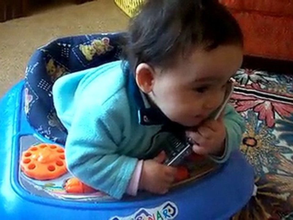 MELİSA TELEFONLA ÖRÜMCEK ARABASINDA