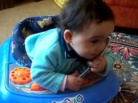 MELİSA TELEFONLA ÖRÜMCEK ARABASINDA