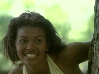 Alexandra Joner modela en un vídeo musical