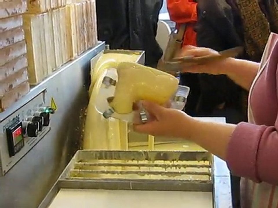 CONFECTION D'UN AGNEAU EN CHOCOLAT BLANC