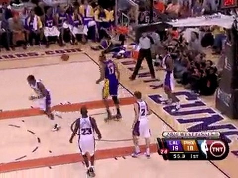 Andrew Bynum is the recipient of a nice pass from Luke Walto