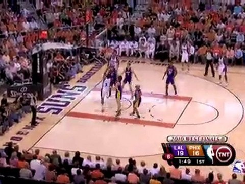 Amar'e Stoudemire makes this nice move around Pau Gasol to g