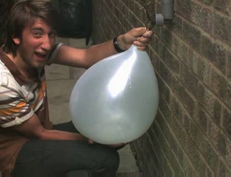 Explosion d'un ballon d'eau en slow motion