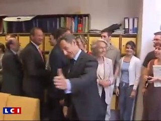 Sarkozy se prend un jeté de bouteille d'eau