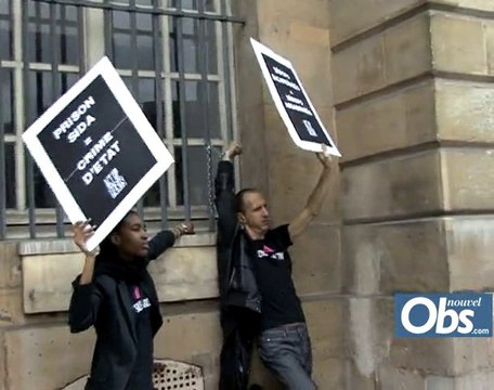 Des militants Act Up s'enchaînent au ministère de la Justice