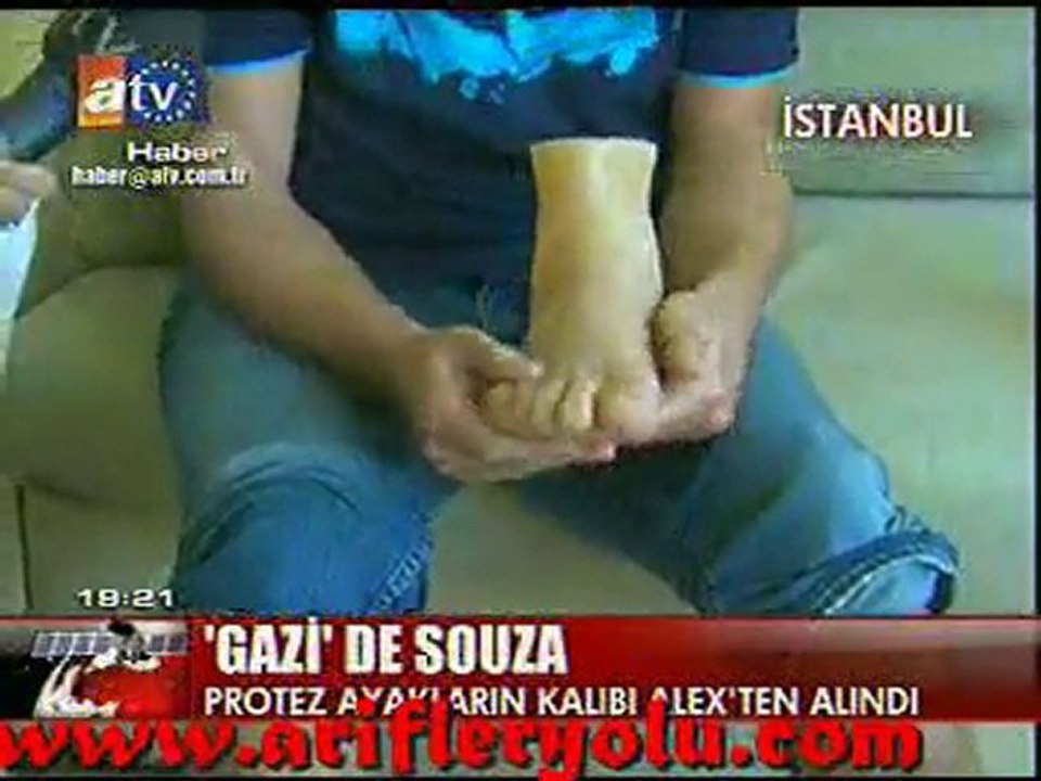 ALEX DE SOUZA NIN AYAKLARI ONDADA VAR