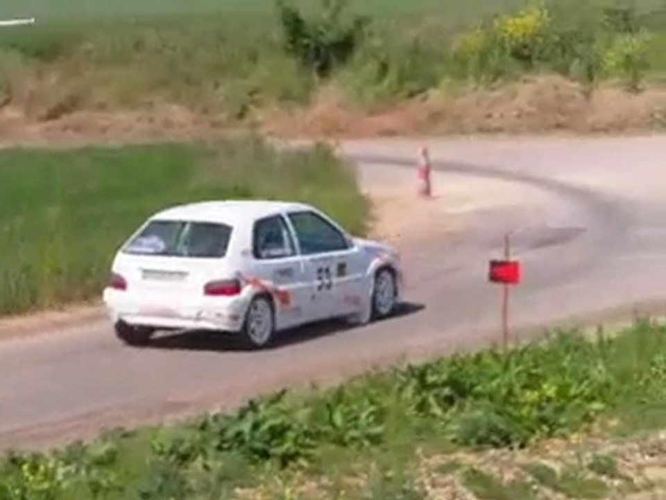 Une Saxo à la limite au Rallye Mézidon 2010