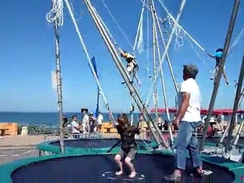 20100524 Nico trampoline Lacanau