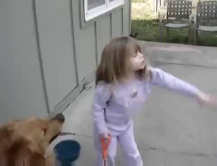 La fille de régis crie GO à son chien