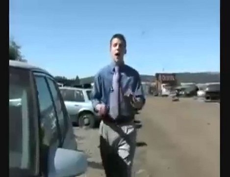 Régis reporter tente de casser une vitre