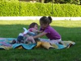 Mai 2010 -  Les filles dans le jardin