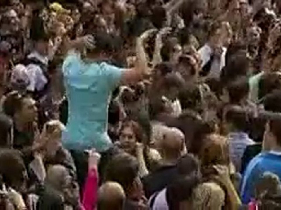 Mass flashmob sing Thriller
