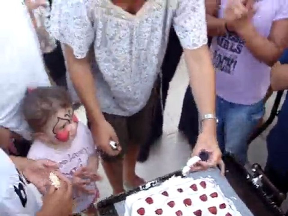 Anniversaire d'Ethan : ethan souffle sa bougie