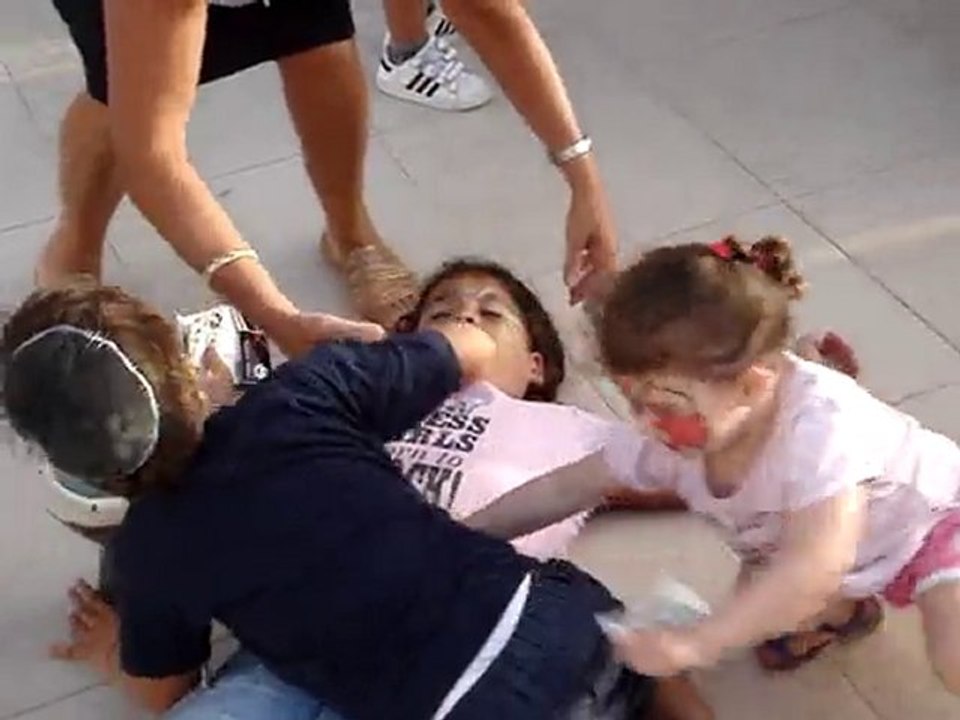 Anniversaire d'Ethan : eden fait la bagarre avec emma