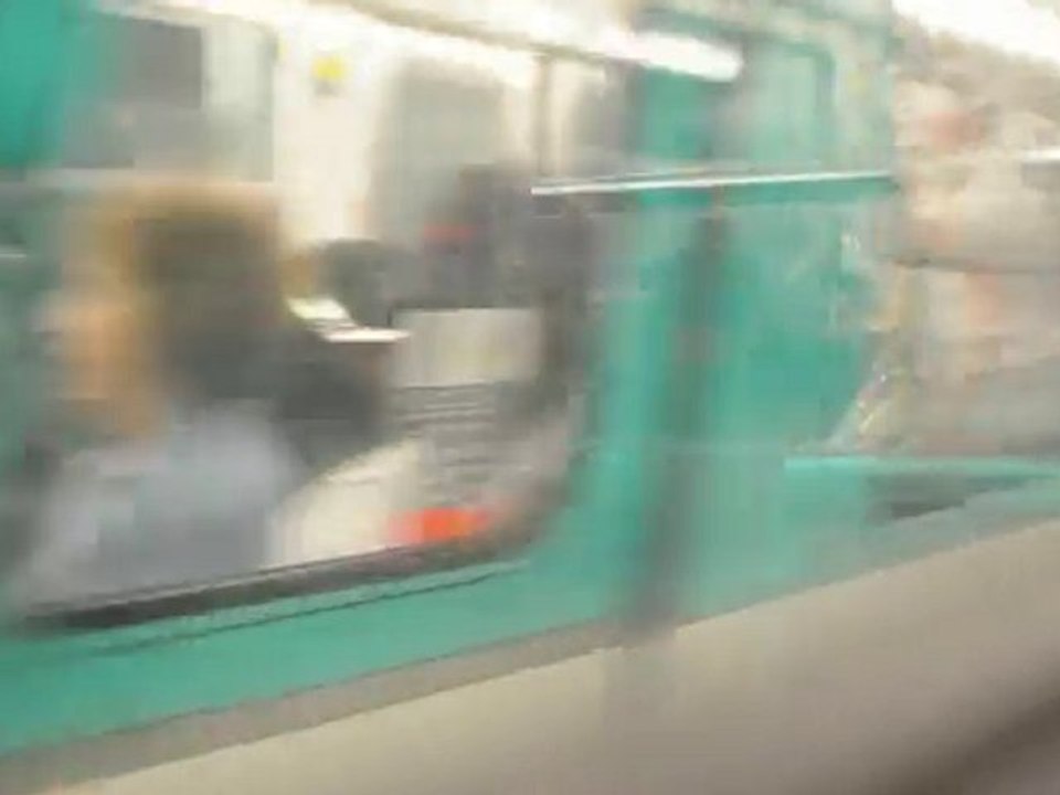 dans le métro, deux filles au mois de mai...