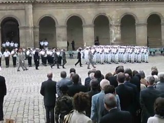 Le Président Sarkosy  passe en revue les troupes
