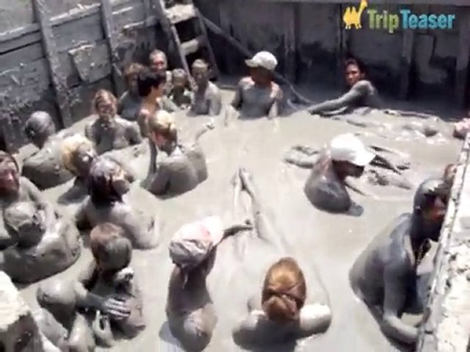 Se baigner dans un volcan de boue en Colombie