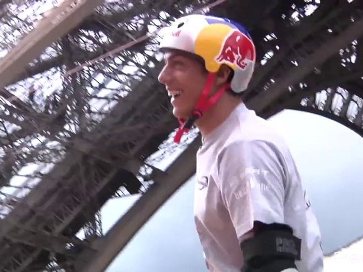 Il saute à roller du 1er étage de la Tour Eiffel - Vidéo Dailymotion