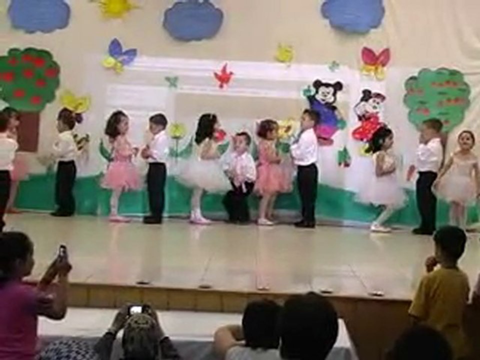 ANAOKULU DANS GÖSTERİSİ