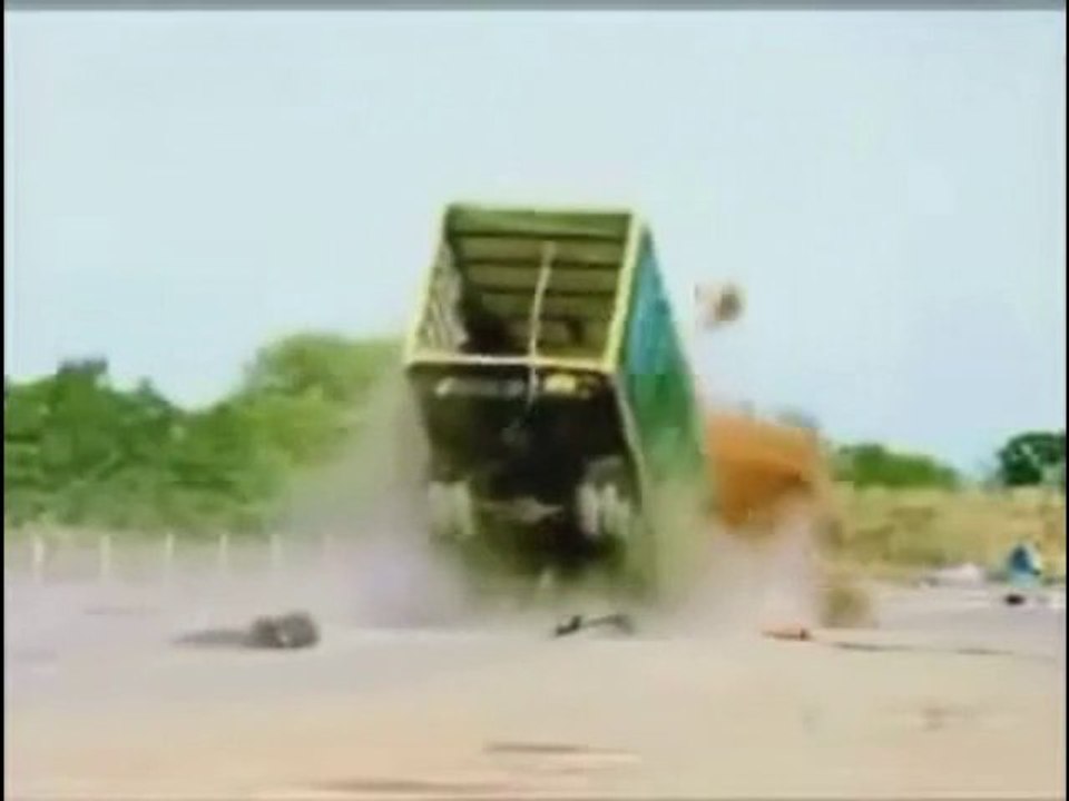 Impressionnant crash test camion !