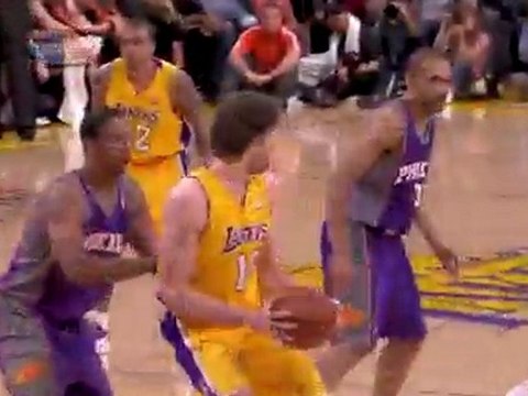 Pau Gasol throws a beautiful baseline spin on Channing Frye