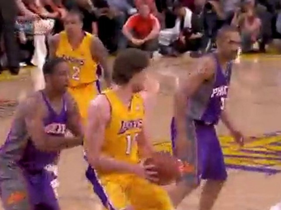 Robin lopez tries to plow through Andrew Bynum and Kobe Brya