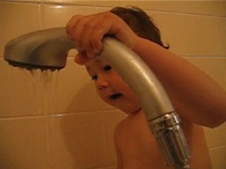 Louis 2010 05 28chante sous la douche (et lave la baignoire)