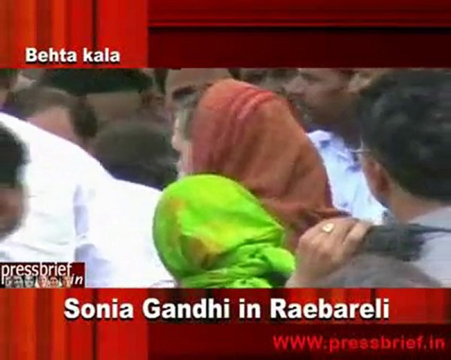 Sonia Gandhi in Raebareli (Behta kala) 17th May 2010