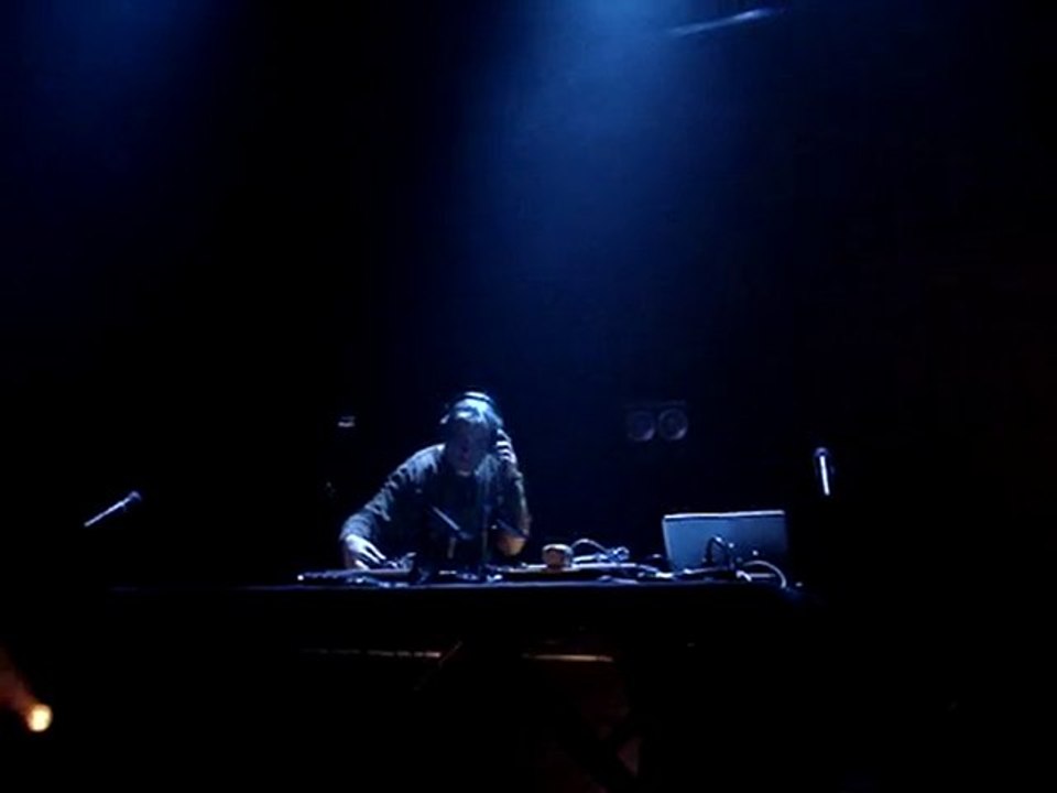 Dee Nasty mixe sur fond de "Funky Drummer" de James Brown