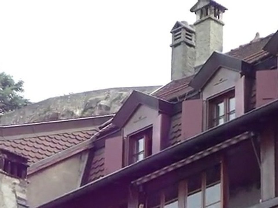 traitement de la vigne du Lavaux par hélicoptére (Suisse)