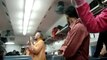 Kirtan (meditación con mantras) en tren via Mayapur, India