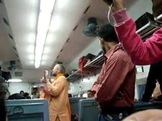 Kirtan (meditación con mantras) en tren via Mayapur, India