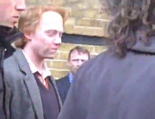 Rodaje: Harry Potter Rupert Grint coming out of King's Cross