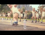 Publicité Evian - les bébé font du roller