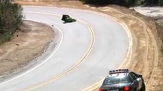 Moto qui passe à fond devant une voiture de Police