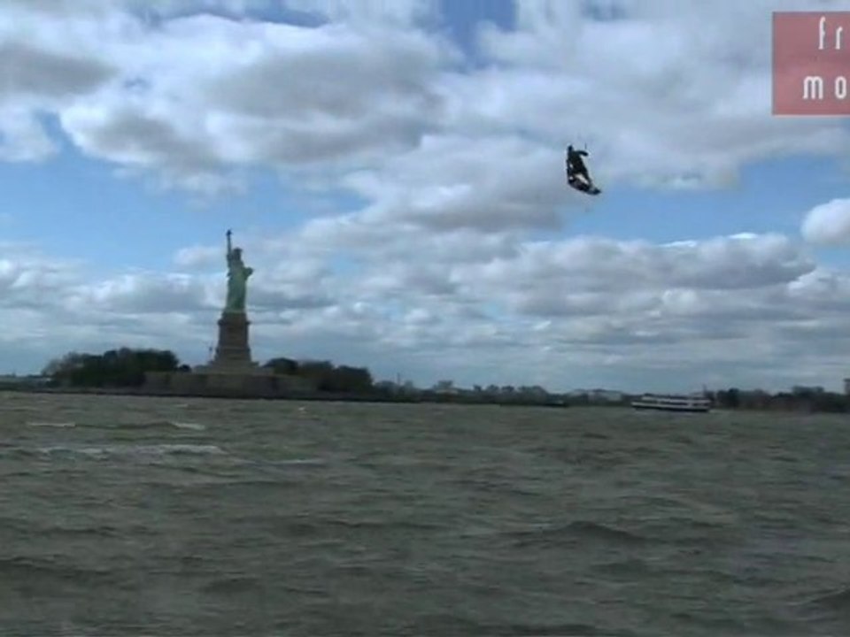Kitesurf around the Liberty Statue