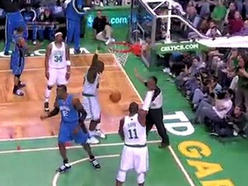 Jameer Nelson's shot goes off the backboard and lands in Dwi