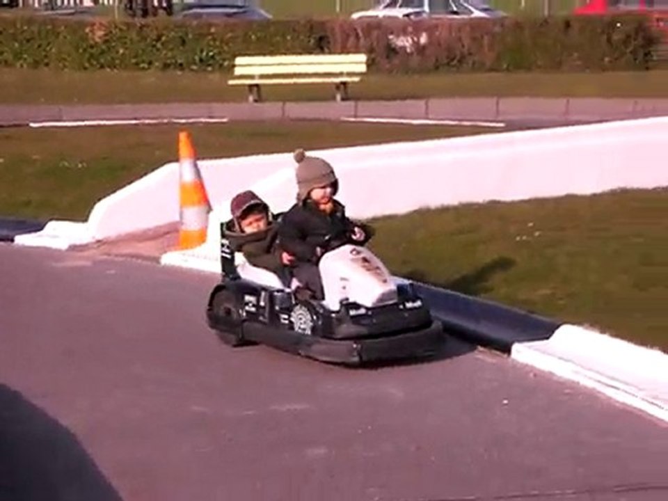 Plage de DIEPPE Esteban et Julian dans les petites voitures