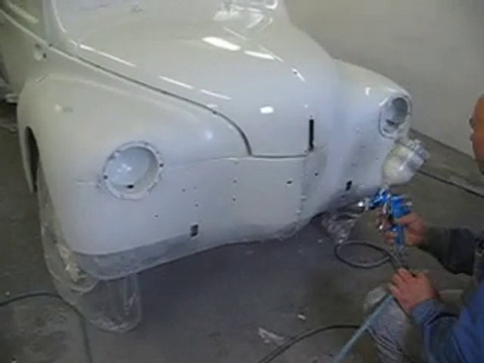 4cv:Première couche de peinture pour la 4cv Sport en cabine