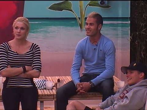 Flo met une fessée à Lucie-Ange !