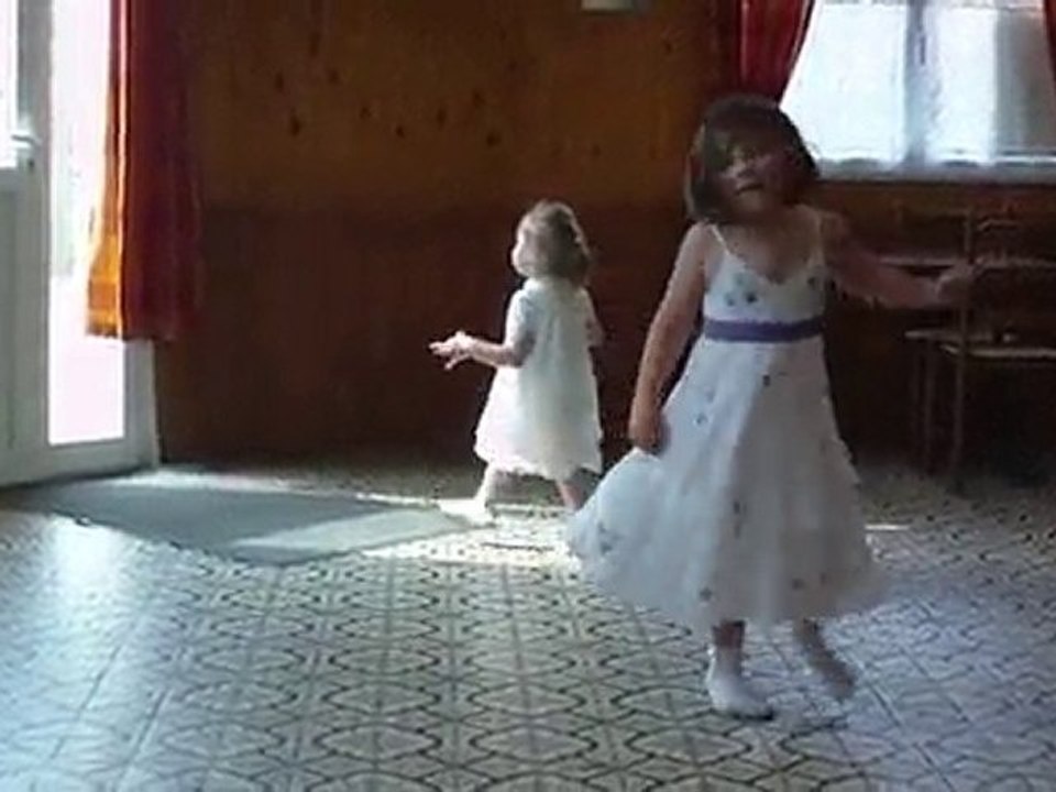 2010-05-09_communion caro_les filles dansent 2