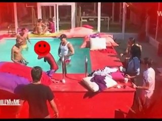 Dilemme - Homme en Rouge dans la Piscine (Version censurée)