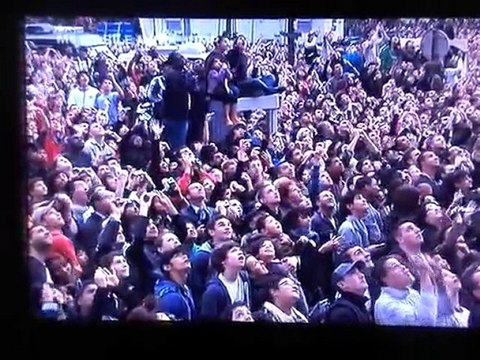 TAIG KHRIS - saut de la tour Eiffel (1er étage)