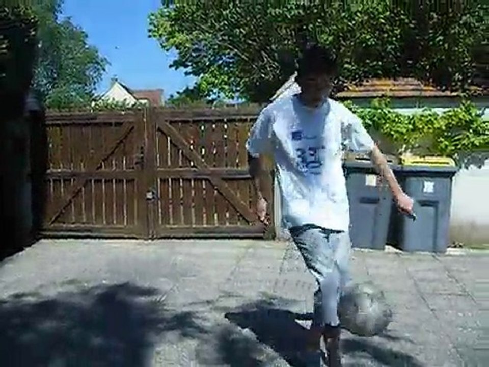 moi qui jongle avec une balle de foot