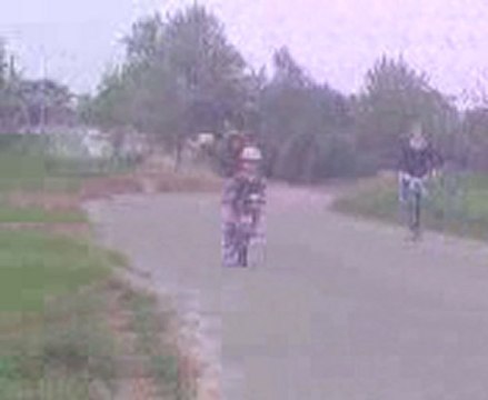 Elsa fait du vélo sans ses petites roues ( enfin !)