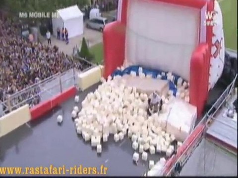 Taig Khris saute de la tour Eiffel pour un mega jump