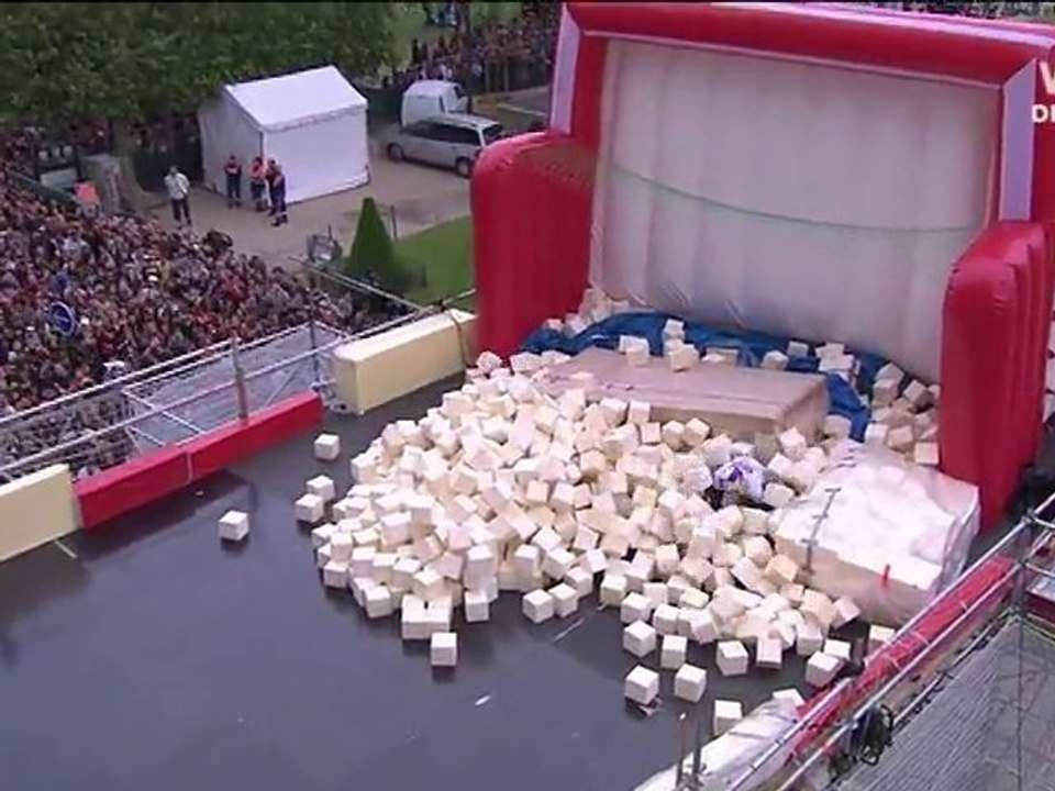 Taîg Khris VIDEO OFFICIELLE SAUT RECORD TOUR EIFFEL