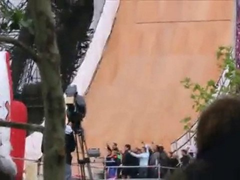 Taig Khris saut tour eiffel (Mega Jump) Record du monde