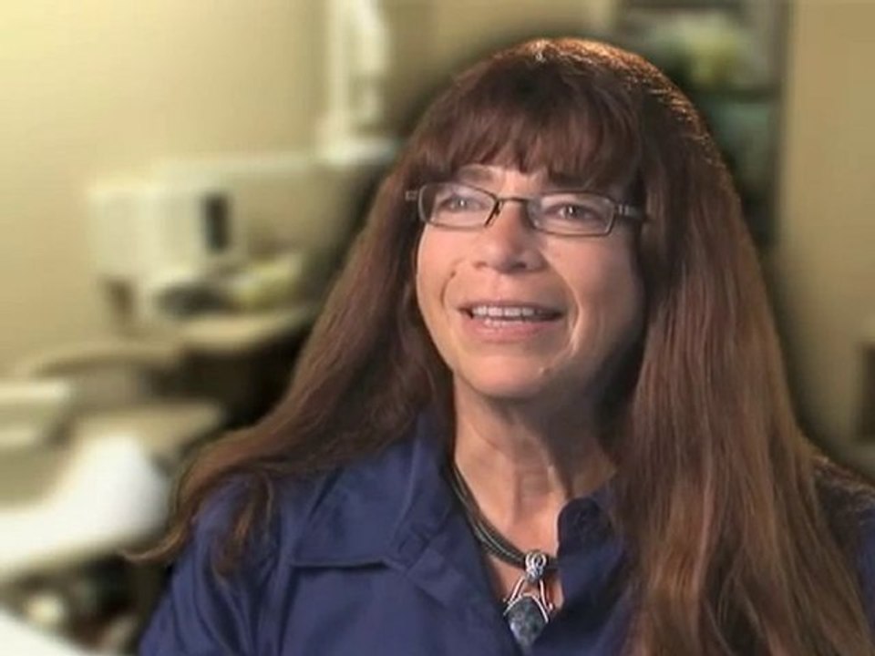 Need Porcelain Veneers in Austin?  Free Teeth Whitening Kit